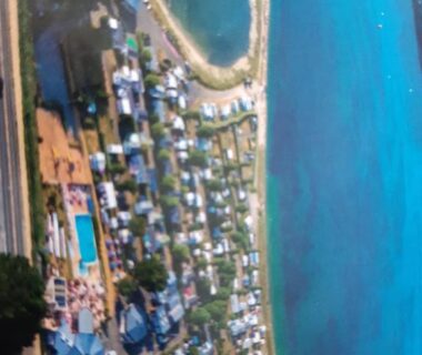 Bord de mer avec piscine et emplacements du Camping Ernest Renan