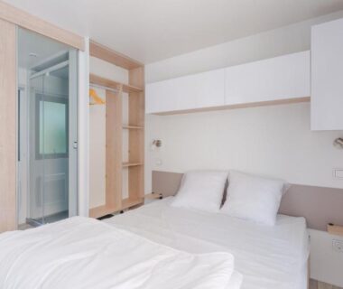 Chambre avec lit double et salle d'eau au Camping Etennemare