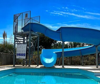 Piscine extérieure avec toboggan aquatique au Camping Etennemare