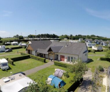 Vue aérienne des bungalows et emplacements herbeux du Camping Etennemare