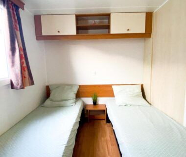 Chambre avec deux lits simples dans le mobil-home au Camping Europcamping