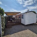 Terrasse en bois avec pergola devant mobil-home au Camping Europcamping