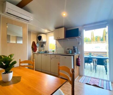 Coin repas et kitchenette avec terrasse ouverte du Camping Europcamping
