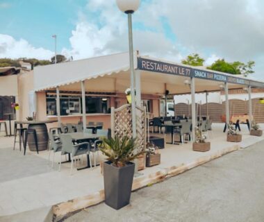 Terrasse extérieure avec tables et chaises au Camping Europcamping