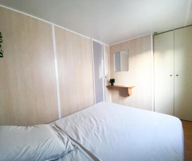 Chambre avec lit double et armoire au Camping Europcamping