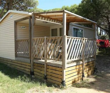 Mobil-home avec terrasse en bois ombragée au Camping Figurotta