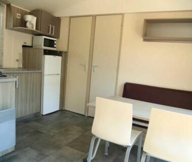 Coin cuisine et salle à manger dans le mobil-home du Camping Figurotta