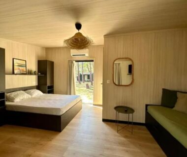 Intérieur de chambre avec lit et canapé au Camping Golfo Di Sogno