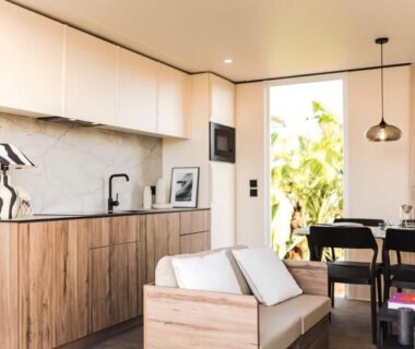 Intérieur salon et kitchenette dans le logement du Camping Golfo Di Sogno