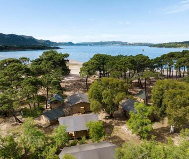 Plage bordée de pins et hébergements en clairière au Camping Golfo Di Sogno