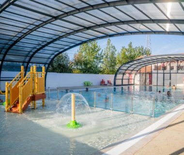 Piscine couverte avec toboggan et pataugeoire au Camping Harrobia