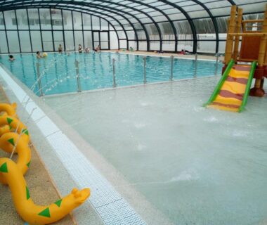 Piscine couverte avec pataugeoire et toboggan au Camping Harrobia