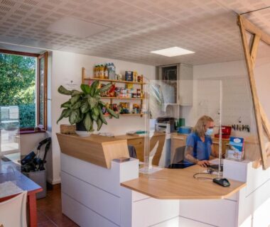 Hall d'accueil avec comptoir et réceptionniste au Camping Harrobia