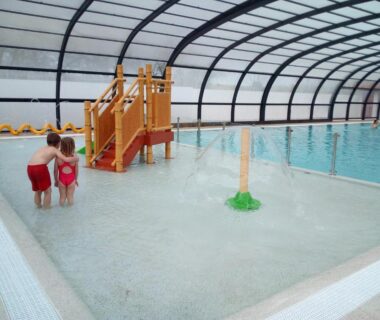Piscine couverte avec pataugeoire et toboggan dans le camping Harrobia