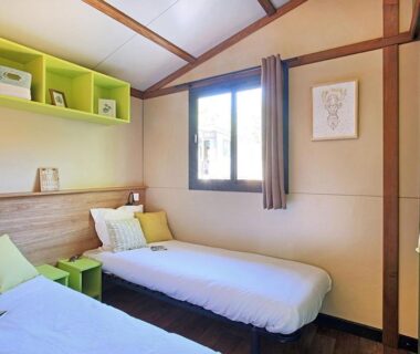 Chambre avec deux lits simples et fenêtre dans le logement au Camping Hello Soleil