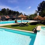 Piscine extérieure et transats au camping Hello Soleil