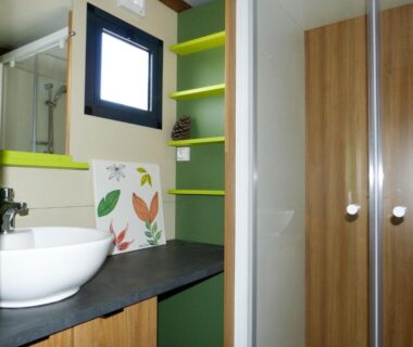 Salle de bain avec lavabo et cabine de douche du Camping Hello Soleil