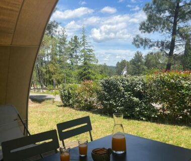Terrasse avec table carafe et verres au camping Hello Soleil