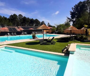 Piscine extérieure et transats au camping Hello Soleil