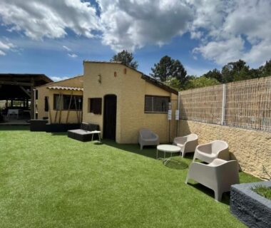 Cour extérieure avec pelouse et fauteuils au Camping Hello Soleil