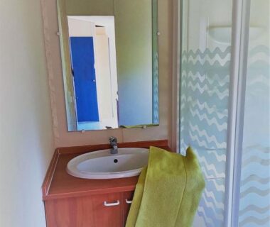 Salle d'eau avec lavabo et douche du Camping Hello Soleil