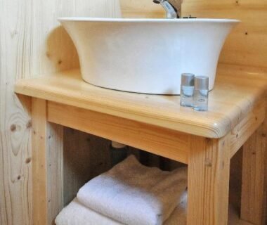 Lavabo sur meuble en bois avec serviettes dans le Camping-Hotel de Plein Air Les 2 Bois