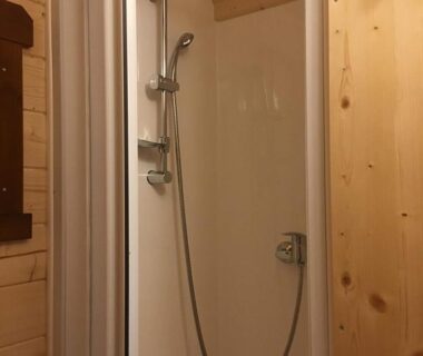 Cabine de douche dans intérieur en bois au Camping-Hotel de Plein Air Les 2 Bois