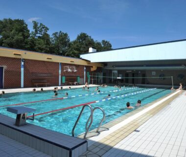 Piscine extérieure avec couloirs et baigneurs au Camping Hurongues