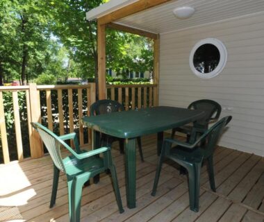 Terrasse couverte avec table et chaises du Camping Hurongues