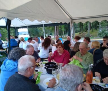 Sous chapiteau repas collectif en plein air au Camping Hurongues