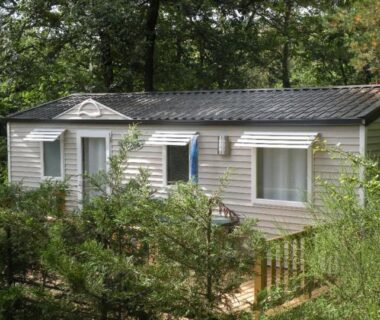 Sous-bois avec mobil-home et petite terrasse au Camping Hurongues