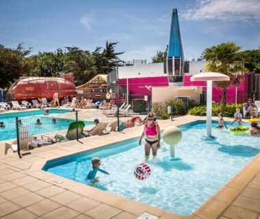 Piscine extérieure avec pataugeoire et toboggan au Camping Insolite Le Haut Village