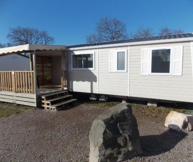 Mobil-home avec terrasse couverte au Camping Insolite Le Haut Village