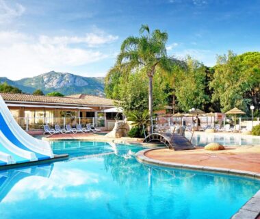 Piscine extérieure avec toboggans et palmiers en Haute-Corse au Camping International