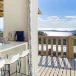 Terrasse en bois avec vue mer depuis le Camping Kévano Plage