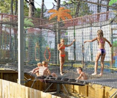 Aire de jeux trampoline avec enfants au Camping Kévano Plage