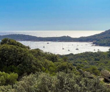Baie avec bateaux et maquis en arrière plan au Camping Kévano Plage