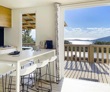 Séjour ouvert sur terrasse et vue mer au Camping Kévano Plage