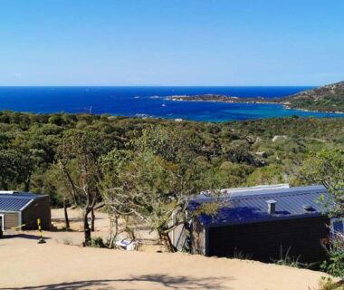 Colline boisée avec mobil-homes et vue sur la mer au Camping Kévano Plage