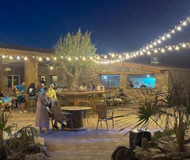 Terrasse extérieure avec piscine et guirlandes au Camping Kévano Plage