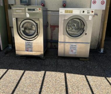 Buanderie extérieure avec deux machines à laver au Camping L Eden Road