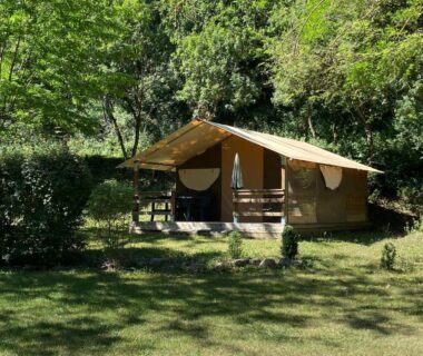 Sous les arbres tente lodge sur terrasse au Camping L Eden Road