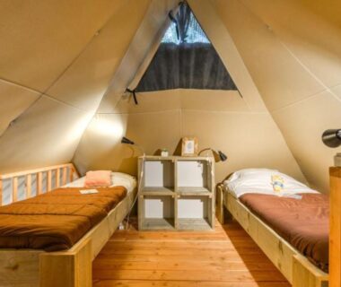 Intérieur de tente avec deux lits au Camping LA SERRE