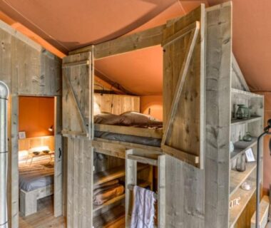 Tente aménagée avec lits superposés en bois au Camping LA SERRE