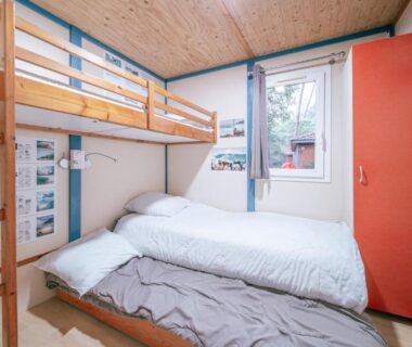 Chambre avec lits superposés et lit double dans le Camping LANDAE