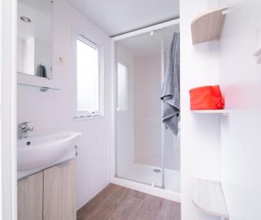 Salle de bain avec douche et lavabo au Camping LANDAE