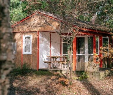 Bungalow en forêt avec terrasse et table de pique-nique au Camping LANDAE