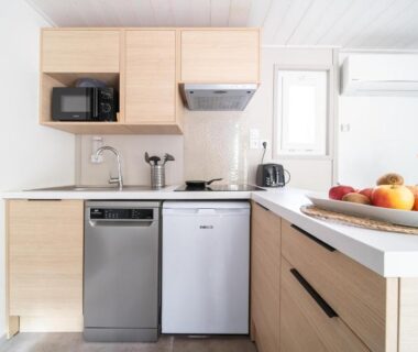 Cuisine équipée dans l'hébergement du Camping LANDAE