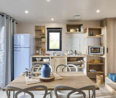 Intérieur cuisine équipée et coin repas au Camping LE MOULIN DE CAUDON