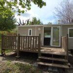 Mobil-home sur terrasse en bois au Camping LE Moulin